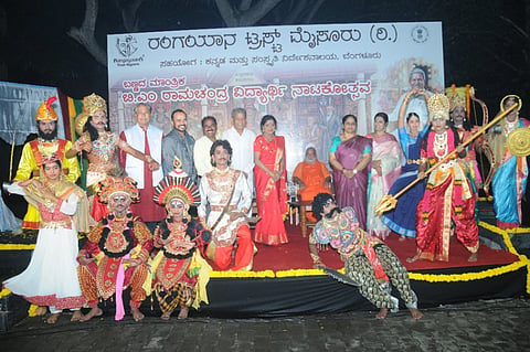  ರಂಗಯಾನ ಟ್ರಸ್ಟ್‌ನಿಂದ ಆರಂಭಗೊಂಡ ಐದು ದಿನಗಳವರೆಗೆ ಆಯೋಜಿಸಿರುವ ವಿದ್ಯಾರ್ಥಿ ನಾಟಕೋತ್ಸವ ಉದ್ಘಾಟನಾ ಸಮಾರಂಭದಲ್ಲಿ ಡಾ.ವಸುಂಧರಾ ದೊರೆಸ್ವಾಮಿ, ಸ್ವಾಮಿ ಚಿದ್ರೂಪಾನಂದ ಸರಸ್ವತಿ, ಬಿ.ಎಂ.ರಾಮಚಂದ್ರ, ಗೀತಾ ಮೊಂಟಡ್ಕ,  ಡಾ.ಶಶಿಧರ್ ನರೇಂದ್ರ, ವಿ.ಎನ್. ಮಲ್ಲಿಕಾರ್ಜುನಸ್ವಾಮಿ ವಿಕಾಸ್‌ಚಂದ್ರ ಇತರರು ಇದ್ದರು.
