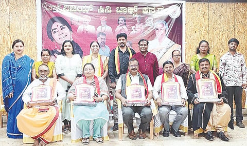  ಶ್ರೀ ಅನಂತೇಶ್ವರ ಭವನದಲ್ಲಿ ಶನಿವಾರ ಏರ್ಪಡಿಸಿದ್ದ ಕಾರ್ಯಕ್ರಮದಲ್ಲಿ ವಿವಿಧ ಕ್ಷೇತ್ರದ ಸಾಧಕರನ್ನು ಅಭಿನಂದಿಸಲಾಯಿತು. ಡಾ.ಎಚ್.ಪಿ.ಶೋಭಾ, ಟಿ.ತ್ಯಾಗರಾಜು, ಸುನಿಲ್, ನಾಗರಾಜ ವಿ.ಬೈರಿ ಇತರರಿದ್ದರು.