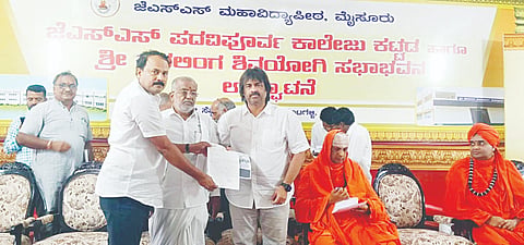 ಮೈಸೂರಿಗೆ ಭೇಟಿ ನೀಡಿದ್ದ ಸಚಿವ ಮಧು ಬಂಗಾರಪ್ಪ ಅವರನ್ನು ಭೇಟಿಯಾದ ಕೆ. ವಿವೇಕಾನಂದ ಮನವಿ ಸಲ್ಲಿಸಿದರು. ಜಿ.ಟಿ. ದೇವೇಗೌಡ ಇದ್ದರು.