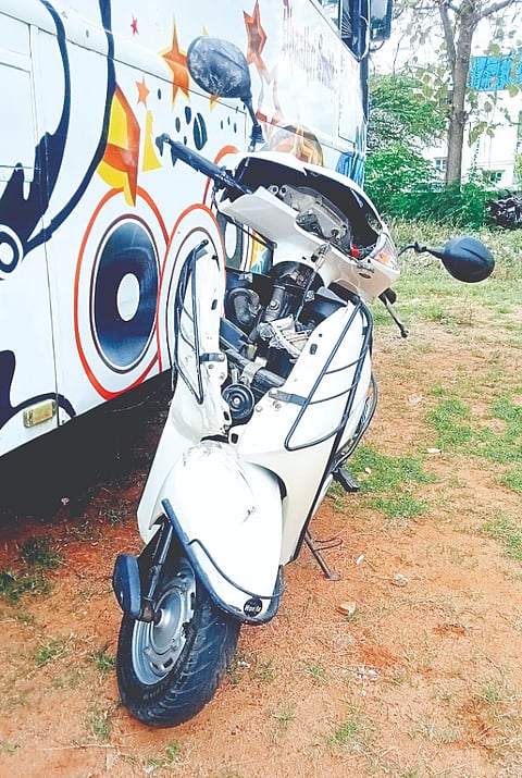 ಪಟ್ಟಣದ ಆಲಗೂಡು ಬಳಿ ರಾಷ್ಟ್ರೀಯ ಹೆದ್ದಾರಿ ಕೊಳ್ಳೇಗಾಲ ಚಾಮರಾಜನಗರ ಮುಖ್ಯರಸ್ತೆಯಲ್ಲಿ ಅಪಘಾತವಾಗಿರುವುದು 
