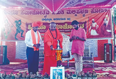ಅರಕಲಗೂಡು ತಾಲೂಕಿನ ಮಲ್ಲಿಪಟ್ಟಣದಲ್ಲಿ ಶನಿವಾರ ಹಿಂದೂ  ಸಮಾಜೋತ್ಸವ ಪ್ರಯುಕ್ತ ಏರ್ಪಡಿಸಿದ್ದ ಧಾರ್ಮಿಕ ಸಭೆಯನ್ನು ದೊಡ್ಡಮಠದ ಶ್ರೀ ಮಲ್ಲಿಕಾರ್ಜುನ ಸ್ವಾಮೀಜಿ ಉದ್ಘಾಟಿಸಿದರು. ಸುಮಂತ್, ಗೋಪಾಲ ಕೃಷ್ಣೇಗೌಡ ಇದ್ದರು.
