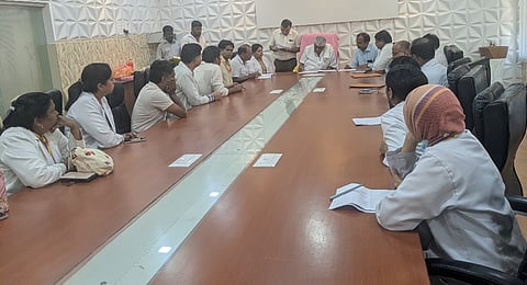 ಹೊಳೆನರಸೀಪುರ ಸರ್ಕಾರಿ ಆಸ್ಪತ್ರೆಯಲ್ಲಿ ಶನಿವಾರ ವೈದ್ಯರ ಜತೆ ಶಾಸಕ ಎಚ್.ಡಿ.ರೇವಣ್ಣಸಭೆ ನಡೆಸಿದರು. ವೈದ್ಯಾಧಿಕಾರಿ ನಾಗೇಂದ್ರ, ಡಾ.ಮಂಜುಳಾ, ಡಾ.ನಟರಾಜ್, ಡಾ. ರಮೇಶ್, ಡಾ.ವಿನಯ್, ಡಾ.ಪೂರ್ಣಿಮಾ, ಡಾ.ಕುಸುಮಾ, ಡಾ.ಅಜಯ್,  ಸತ್ಯಪ್ರಕಾಶ್, ಡಾ.ಅಶ್ವತಿ, ಡಾ.ಲೋಕೇಶ್,ಡಾ.ದಿನೇಶ್ ಇತರರು ಇದ್ದರು.