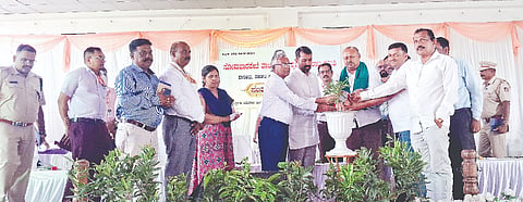 ಸೋಮವಾರಪೇಟೆ ತಾಲೂಕು ಅಭಿವೃದ್ಧಿ ಹೋರಾಟ ಸಮಿತಿ ಆಯೋಜಿಸಿದ್ದ ಸಂವಾದ ಕಾರ್ಯಕ್ರಮವನ್ನು ಶಾಸಕ ಡಾ.ಮಂತರ್ ಗೌಡ ಉದ್ಘಾಟಿಸಿದರು. ಅರುಣ್, ಮನುಸೋಮಯ್ಯ, ಕೃಷ್ಣಮೂರ್ತಿ ಇದ್ದರು.