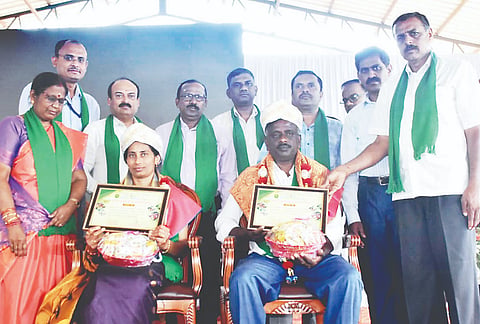 ನಗರದ ಗಾಂಧಿ ಮೈದಾನದಲ್ಲಿ ಭಾನುವಾರ ಆಯೋಜಿಸಿದ್ದ ಜಿಲ್ಲಾ ಮಟ್ಟದ ಸಿರಿಧಾನ್ಯ ಹಬ್ಬದಲ್ಲಿ ನಾಪಂಡ ಸುಮಿತ್ರ ಗಣಪತಿ, ಟಿ.ಜೆ.ಶೇಸಪ್ಪ ಅವರನ್ನು ಸನ್ಮಾನಿಸಲಾಯಿತು. ಪಿ.ಕಲಾವತಿ, ಸೋಮಶೇಖರ್, ಚಂದ್ರಶೇಖರ್ ಇತರರಿದ್ದರು.