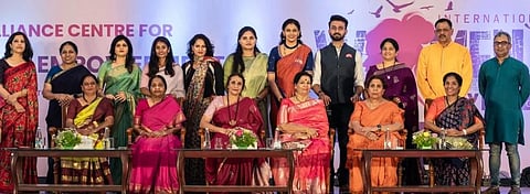 ಆನೇಕಲ್​ ತಾಲೂಕಿನ ಕಾವಲಹೊಸಹಳ್ಳಿಯ ಅಲೆಯನ್ಸ್​ ವಿಶ್ವ ವಿದ್ಯಾಲಯದಿಂದ ಆಯೋಜಿಸಿದ್ದ ಪ್ರಶಸ್ತಿ ಪ್ರದಾನ ಕಾರ್ಯಕ್ರಮದಲ್ಲಿ ವಿವಿಧ ಕ್ಷೇತ್ರದಲ್ಲಿ ಸಾಧನೆ ಗೈದ ಮಹಿಳೆಯರನ್ನು ಸನ್ಮಾನಿಸಲಾಯಿತು. ಶೈಲಾ ಛಬ್ಬಿ, ರಿಜಿಸ್ಟ್ರಾರ್​ ವಿಶ್ವನಾಥಯ್ಯ, ರಿಜಿಸ್ಟ್ರಾರ್​ ಜನರಲ್​ ಸುರೇಖಾಶೆಟ್ಟಿ, ಸನತ್​ ಕುಮಾರ್​ ಇದ್ದರು.   