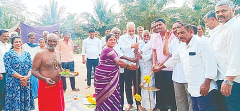  ಅರಕಲಗೂಡು ತಾಲೂಕು ಬಸವನಹಳ್ಳಿ ಗ್ರಾಮದಲ್ಲಿ 2 ಕೋಟಿ ರೂ.ವೆಚ್ಚದ ರಸ್ತೆ ಅಭಿವೃದ್ಧಿ ಕಾಮಗಾರಿಗೆ ಶಾಸಕ ಎ.ಮಂಜು ಶನಿವಾರ ಭೂಮಿಪೂಜೆ ನೆರವೇರಿಸಿದರು. ಎಸ್.ಮಂಜಯ್ಯ, ದಕ್ಷಿಣಾಮೂರ್ತಿ, ಆನಂದ, ಜ್ಯೋತಿ ಮಹೇಶ್, ಲತಾ ಬೇಬಿಕುಮಾರ, ಮಹದೇವಮ್ಮ ರಾಮಚಂದ್ರ ಇತರರಿದ್ದರು.