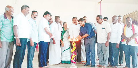 ಅರಕಲಗೂಡು ತಾಲೂಕಿನ ರಾಮನಾಥಪುರದಲ್ಲಿ ಏರ್ಪಡಿಸಿದ್ದ ನೇತ್ರ ತಪಾಸಣೆ ಉಚಿತ ಶಿಬಿರವನ್ನು ಮಾಜಿ ಶಾಸಕ ಎ.ಟಿ.ರಾಮಸ್ವಾಮಿ ಉದ್ಘಾಟಿಸಿದರು. ಆಶಾರಾಣಿ ರಾಮಸ್ವಾಮಿ, ವಿಜಯ್, ಪ್ರದೀಪ್ ರಾಮಸ್ವಾಮಿ, ಶ್ರೀನಿಧಿ, ಪಾಂಡುರಂಗ ಇತರರಿದ್ದರು.