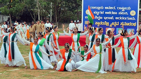ಅರಕಲಗೂಡಿನಲ್ಲಿ ತಾಲೂಕು ಆಡಳಿತದ ವತಿಯಿಂದ ಶನಿವಾರ ಏರ್ಪಡಿಸಿದ್ದ 80ನೇ ಸ್ವಾತಂತ್ರ್ಯ ದಿನಾಚರಣೆ ಕಾರ್ಯಕ್ರಮದಲ್ಲಿ ವಿವಿಧ ಶಾಲೆಗಳ ವಿದ್ಯಾರ್ಥಿಗಳು ದೇಶಭಕ್ತಿ ಬಿಂಬಿಸುವ ಸಾಂಸ್ಕೃತಿಕ ಕಾರ್ಯಕ್ರಮ ಪ್ರಸ್ತುತಪಡಿಸಿ ಗಮನಸೆಳೆದರು. 