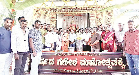   ಅರಕಲಗೂಡು ಕೋಟೆ ಗಣಪತಿ ಕೊತ್ತಲಿನಲ್ಲಿ ಆಯೋಜಿಸಿದ್ದ ಪೂಜಾ ಕಾರ್ಯದಲ್ಲಿ ಶ್ರೀ ಮಲ್ಲಿಕಾರ್ಜುನ ಸ್ವಾಮೀಜಿ, ರಮೇಶ್ ವಾಟಾಳ್, ಮಂಜುನಾಥ್, ವೆಂಕಟೇಶ್, ಶಶಿಕುಮಾರ್, ಪ್ರವೀಣ್ ಇತರರಿದ್ದರು.