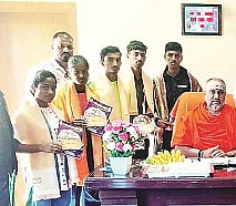 ರಾಜ್ಯಮಟ್ಟದ ಕ್ರೀಡಾಕೂಟಕ್ಕೆ ಆಯ್ಕೆಯಾದ ಬಿಜಿಎಸ್ ವಿಜ್ಞಾನ ಮತ್ತು ವಾಣಿಜ್ಯ ಪದವಿಪೂರ್ವ ಕಾಲೇಜಿನ ವಿದ್ಯಾರ್ಥಿಗಳನ್ನು ಶ್ರೀ ಶಂಭುನಾಥ ಸ್ವಾಮೀಜಿ ಅಭಿನಂದಿಸಿದರು.