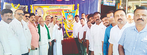 ನಗರದ ಬಸವೇಶ್ವರ ವೃತ್ತದಲ್ಲಿ ಶಾಮನೂರು ಶಿವಶಂಕರಪ್ಪ ಅವರ ನಿಧನದ ಹಿನ್ನೆಲೆಯಲ್ಲಿ ಸಂತಾಪ ಸಭೆ ಹಮ್ಮಿಕೊಳ್ಳಲಾಗಿತ್ತು. ರೇವಣ್ಣ, ಚಂದ್ರಶೇಖರ್, ಗುರುಸಿದ್ದೇಶ್, ರಮೇಶ್, ಮಧು ಇತರರಿದ್ದರು.