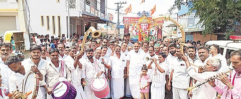 ಅರಸೀಕೆರೆ ನಗರದ ಗಾಂಧಿ ಮೈದಾನದಲ್ಲಿ ಗಣಪತಿ ಪ್ರತಿಷ್ಠಾಪಿಸಲು ಮೆರವಣಿಗೆ ಮೂಲಕ ಕರೆತರುತ್ತಿರುವುದು. ಕೆ.ಎಂ.ಶಿವಲಿಂಗೇಗೌಡ,  ರವೀಂದ್ರನಾಥ್,ನಾಗಭೂಷಣ್,ಬಾಬು, ಕಿರಣ್, ದರ್ಶನ್ ಇತರರಿದ್ದರು.