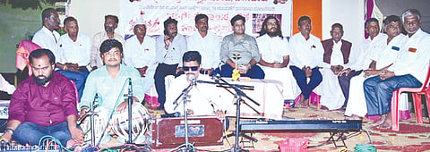 ಔರಾದ್​ ತಾಲೂಕಿನ ಬೆಲ್ದಾಳ ಗ್ರಾಮದಲ್ಲಿ ಶನಿವಾರ ಏರ್ಪಡಿಸಿದ್ದ ಸಂಗೀತ ಸಾಂಸ್ಕೃತಿಕ ಕಾರ್ಯಕ್ರಮದಲ್ಲಿ ಮುಖಂಡ ಸಾಗರ ಪಾಟೀಲ್​, ಸಿದ್ರಾಮ ಸಿಂಧೆ, ಸಂಗಮೇಶ ಬೆಲ್ದಾಳ, ಕಾಶಿನಾಥ ಬೆಲ್ದಾಳ, ಸಂಗಮೇಶ ಬೆಲ್ದಾಳ, ಬಸಯ್ಯಾ ಸ್ವಾಮಿ ಇತರರಿದ್ದರು.