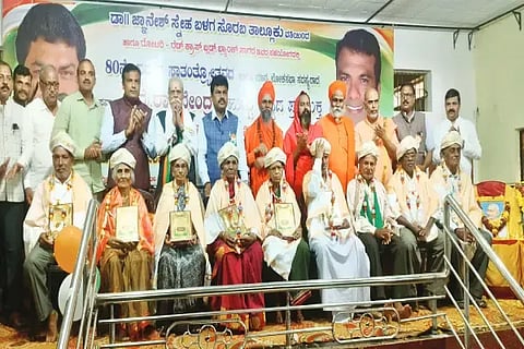 ಲೋಕಸಭಾ ಸದಸ್ಯ ಬಿ.ವೈ.ರಾಘವೇಂದ್ರ ಜನ್ಮದಿನ ಪ್ರಯುಕ್ತ ಆನವಟ್ಟಿಯಲ್ಲಿ ಆಯೋಜಿಸಿದ್ದ ಕಾರ್ಯಕ್ರಮದಲ್ಲಿ ಸ್ವಾತಂತ್ರೃ ಹೋರಾಟಗಾರರ ಕುಟುಂಬದವರಿಗೆ ಗೌರವಿಸಲಾಯಿತು. ಡಾ. ಜ್ಞಾನೇಶ್, ರಾಜು ಎಂ.ತಲ್ಲೂರು ಇತರರಿದ್ದರು.