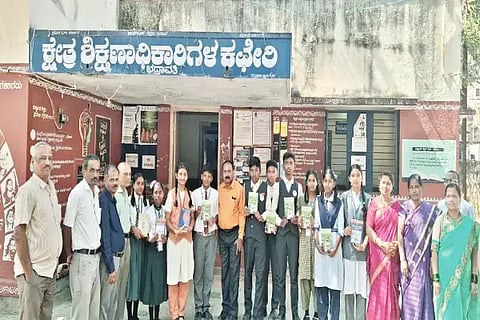 ರಾಜ್ಯಮಟ್ಟಕ್ಕೆ ಆಯ್ಕೆಯಾದ ಭದ್ರಾವತಿ ತಾಲೂಕಿನ ವಿದ್ಯಾರ್ಥಿಗಳನ್ನು ಕ್ಷೇತ್ರ ಶಿಕ್ಷಣಾಧಿಕಾರಿ ಎ.ಕೆ.ನಾಗೇಂದ್ರಪ್ಪ ಅಭಿನಂದಿಸಿದರು. ಎಂ.ಎಸ್.ಸುಧಾಮಣಿ, ಗಂಗರಾಜ್ ಇತರರಿದ್ದರು.