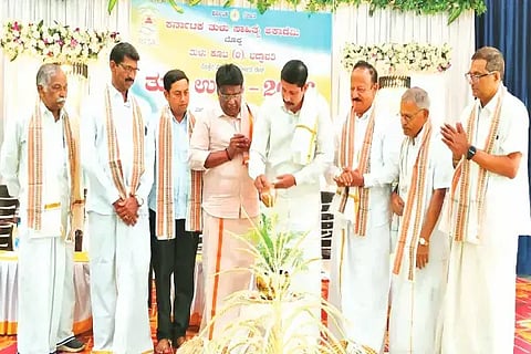 ಭದ್ರಾವತಿಯಲ್ಲಿ ತುಳು ಕೂಟದಿಂದ ಆಯೋಜಿಸಿದ್ದ ತುಳು ಉತ್ಸವವನ್ನು ಕರ್ನಾಟಕ ತುಳು ಸಾಹಿತ್ಯ ಆಕಾಡೆಮಿ ಅಧ್ಯಕ್ಷ ತಾರಾನಾಥ ಗಟ್ಟಿ ಕಾಪಿಕಾಡ್ ಉದ್ಘಾಟಿಸಿದರು. ಪಿ.ಸುಧಾಕರ ಶೆಟ್ಟಿ, ಡಾ. ಹರೀಶ ದೇಲಂತಬೆಟ್ಟು, ಬಿ. ಸುಬ್ಬಣ್ಣ ರೈ ಇತರರಿದ್ದರು.