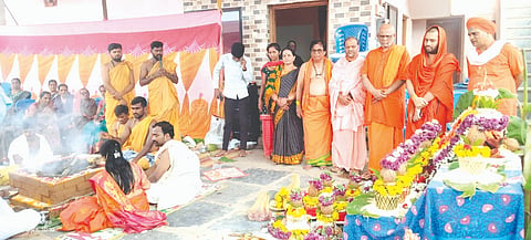 ಮಲ್ಲಮ್ಮನ ಬೆಳವಡಿ ಗ್ರಾಮದಲ್ಲಿ ಶ್ರೀ ಗದ್ದುಗೇಶ್ವರ ಗದ್ದುಗೆ ಮರು ಪ್ರತಿಷ್ಠಾಪನೆ ಜರುಗಿತು. ಶಿವ ಸಿದ್ದರಾಮೇಶ್ವರ ಸ್ವಾಮೀಜಿ, ಜಡಿ ಸಿದ್ಧೇಶ್ವರ ಶಿವಾಚಾರ್ಯ ಸ್ವಾಮೀಜಿ, ಮಹಾಂತ ರೇಣುಕಾಚಾರ್ಯ ಸ್ವಾಮೀಜಿ ಇತರರಿದ್ದರು.