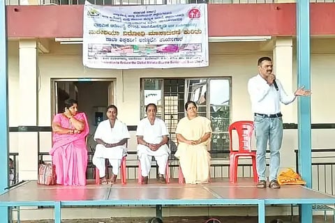 ಬಾಳೆಹೊನ್ನೂರಿನ ನಿರ್ಮಲಾ ಕಾನ್ವೆಂಟ್‌ನಲ್ಲಿ ಆಯೋಜಿಸಿದ್ದ ರಾಷ್ಟ್ರೀಯ ಕೀಟಜನ್ಯ ರೋಗಗಳ ನಿಯಂತ್ರಣ ಕಾರ್ಯಕ್ರಮದಲ್ಲಿ ಹಿರಿಯ ಆರೋಗ್ಯ ನಿರೀಕ್ಷಕ ಭಗವಾನ್ ಮಾತನಾಡಿದರು. ಲವಿನಾ ಡಿಸೋಜಾ, ವಿನೋದ, ಕೀರ್ತಿ, ಮಂಜುಳಾ ಇದ್ದರು.