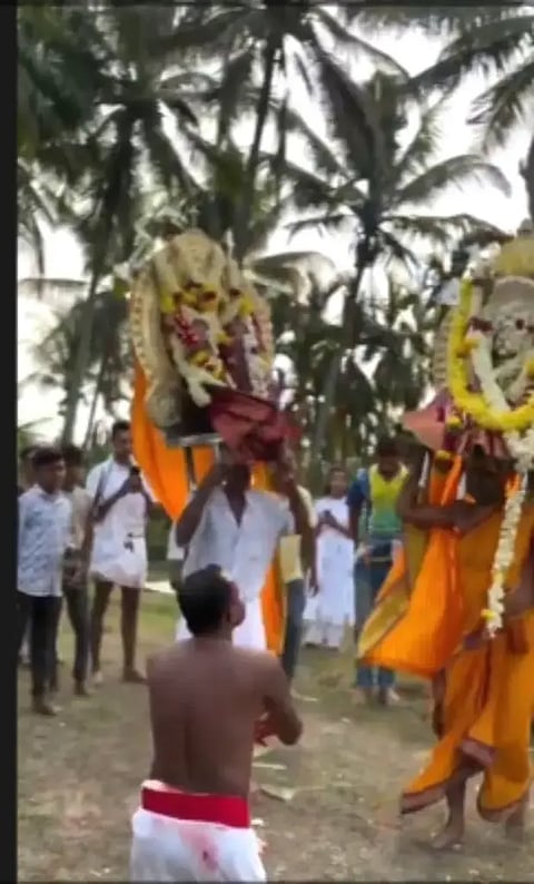 ಮಾಗೋಡಿನ ಸುಗ್ಗಿಹಬ್ಬದ ಅಂಗವಾಗಿ ಬಿರೇಕಲ್ಲು ಅಮ್ಮನವರು ಹಾಗೂ ಪರಿವಾರ ದೇವತೆಗಳ ಮೆರವಣಿಗೆ ನಡೆಯಿತು.