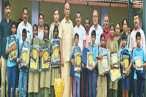 ಸಂಗಮೇಶ್ವರಪೇಟೆ ಸರ್ಕಾರಿ ಪ್ರೌಢಶಾಲೆ ವಿದ್ಯಾರ್ಥಿಗಳಿಗೆ ಭದ್ರಾ ವನ್ಯಜೀವಿ ವಿಭಾಗದಿಂದ ಬ್ಯಾಗ್ ಮತ್ತು ನೋಟ್ ಪುಸ್ತಕಗಳನ್ನು ಶಾಸಕ ಟಿ.ಡಿ.ರಾಜೇಗೌಡ ವಿತರಿಸಿದರು.
