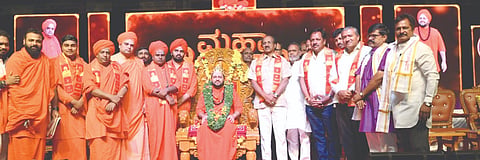 ಬೈಲಹೊಂಗಲ ಶಾಖಾ ಮೂರುಸಾವಿರಮಠದ ಪ್ರಭುನೀಲಕಂಠ ಶ್ರೀಗಳಿಗೆ ಭಕ್ತರಿಂದ ಸುವರ್ಣ ಕಿರೀಟ ಧಾರಣೆ ನೆರವೇರಿತು. ಸದಾ ಶಿವಾನಂದ ಸ್ವಾಮೀಜಿ, ಶಿವಾನಂದ ಸ್ವಾಮೀಜಿ ಅಡಿವೇಶ್ವರ ದೇವರು, ಶಿವರಂಜನ ಬೋಳನ್ನವರ, ಸಿ.ಕೆ.ಮೆಕ್ಕೇದ, ಅಶೋಕ ಗಡ್ಡಿಗೌಡರ ಇತರರಿದ್ದರು.
