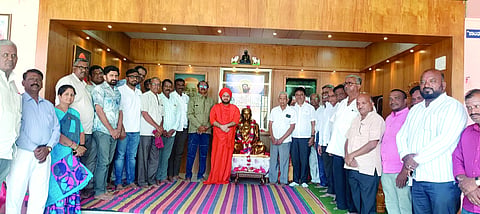 ಬೈಲಹೊಂಗಲ ಮೂರುಸಾವಿರ ಮಠದಲ್ಲಿ ಪ್ರಭುನೀಲಕಂಠ ಸ್ಚಾಮೀಜಿ ಸಾನ್ನಿಧ್ಯದಲ್ಲಿ ಬಸವ ಜಯಂತಿ ಆಚರಣೆ ಹಾಗೂ ಜ್ಯೋತಿರ್ಲಿಂಗ ಸ್ವಾಗತಿಸುವ ಕುರಿತು ಸಭೆ ಜರುಗಿತು. ಶಿವರಂಜನ ಬೋಳನ್ನವರ, ಡಾ.ಎ.ಎನ್.ಬಾಳಿ ಇತರರು ಇದ್ದರು.