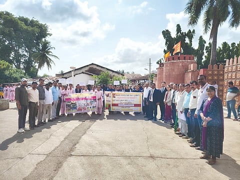 ಬೈಲಹೊಂಗಲದಲ್ಲಿ ಮಾದಕ ದ್ರವ್ಯ ವಿರೋಧಿ ದಿನಾಚರಣೆ ಅಂಗವಾಗಿ ಜಾಗೃತಿ ಜಾಥಾ ಜರುಗಿತು. ರವಿ ಚೌಹಾಣ,  ರೋಹಿಣಿ ಬಸ್ಸಾಪುರ, ಆದಿತ್ಯ ಹೊಸಳಕರ, ಸಿ.ಬಿ.ಗಣಾಚಾರಿ ಇತರರಿದ್ದರು.