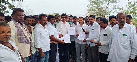 ರಾಷ್ಟ್ರೀಯ ಹೆದ್ದಾರಿ 748ರಲ್ಲಿ ಅಂಡರಪಾಸ್ ಹಾಗೂ ಸರ್ವೀಸ್ ರಸ್ತೆ ನಿರ್ಮಾಣ ಮಾಡಬೇಕೆಂದು ಆಗ್ರಹಿಸಿ ಎಸಿ ಪ್ರವೀಣ ಜೈನ, ರೆಸಿಡೆಂಟ್ ಇಂಜಿನಿಯರ್ ಭೀಮಶಿ ಎಂ.ಬಿ. ಅವರಿಗೆ ಮನವಿ ಸಲ್ಲಿಸಿದರು. ಶಾಸಕ ಮಹಾಂತೇಶ ಕೌಜಲಗಿ, ಕಾರ್ತಿಕ ಪಾಟೀಲ ಇತರರು ಇದ್ದರು.