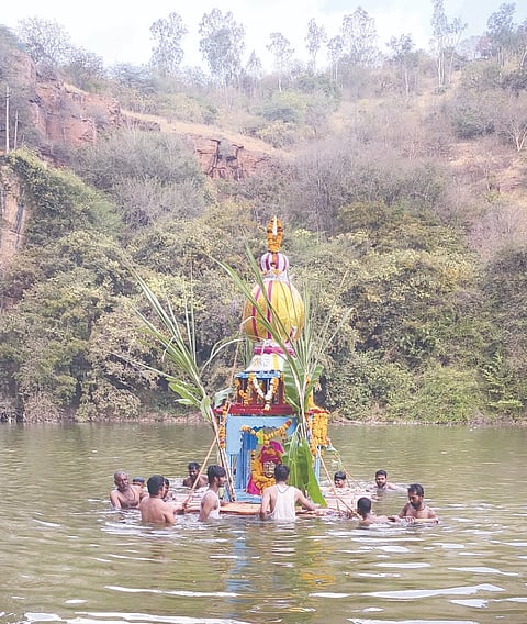 ಬೈಲಹೊಂಗಲ ಸಮೀಪದ ನಯಾನಗರ ಗ್ರಾಮದ ಹತ್ತಿರದ ಮಲಪ್ರಭಾ ನದಿ ದಡದಲ್ಲಿ ಸಾವಿರಾರು ಜನರು ತೆರಳಿ ಸಂಕ್ರಮಣ ಆಚರಿಸಿದರು.