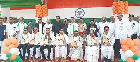 ಬೈಲಹೊಂಗಲ ನಗರಸಭೆ ಕ್ರೀಡಾಂಗಣದಲ್ಲಿ ಹಮ್ಮಿಕೊಂಡಿದ್ದ ಸ್ವಾತಂತ್ರೊ$್ಯತ್ಸವ ಕಾರ್ಯಕ್ರಮದಲ್ಲಿ ಮಾಜಿ ಯೋಧರು, ಎಸ್​ಐಆರ್​ ಸಾಧಕರನ್ನು ಸನ್ಮಾನಿಸಲಾಯಿತು. ಶಾಸಕ ಮಹಾಂತೇಶ ಕೌಜಲಗಿ, ಪ್ರವಿಣ ಜೆನ, ಸದಾಶಿವ ಮಕ್ಕೋಜಿ ಇತರರಿದ್ದರು.