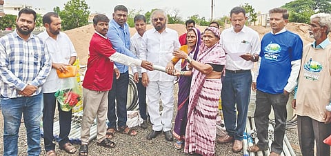 ಭಾಲ್ಕಿಯಯಲ್ಲಿ ಶುಕ್ರವಾರ ಗಂಗಾ ಕಲ್ಯಾಣ ಯೋಜನೆಯಡಿ ಫಲಾನುಭವಿಗಳಿಗೆ ಜಿಲ್ಲಾ ಉಸ್ತುವಾರಿ ಸಚಿವ ಈಶ್ವರ ಖಂಡ್ರೆ ಮೋಟಾರ್​, ಪಂಪ್​ಸೆಟ್​ ವಿತರಿಸಿದರು.