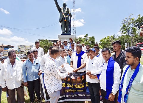 ಬೇಲೂರಿನಲ್ಲಿ ದಸಂಸ ಪದಾಧಿಕಾರಿಗಳು ಶಿರಸ್ತೇದಾರ್ ತನ್ವೀರ್ ಅಹಮದ್ ಅವರಿಗೆ ಮನವಿ ಸಲ್ಲಿಸಿದರು.  ಲಕ್ಷ್ಮಣ್, ಹೊಯ್ಸಳ,  ನಿಂಗರಾಜು, ವಸಂತ ಕುಮಾರ್, ಆಟೋ ಲಕ್ಷ್ಮಣ್, ಪ್ರವೀಣ್, ಚಂದ್ರು ಟೈಲರ್ ಇತರರಿದ್ದರು.