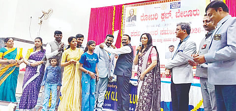 ಬೇಲೂರಿನಲ್ಲಿ ಆಯೋಜಿಸಿದ್ದ ರೋಟರಿ ಸಂಸ್ಥೆ ಪದಾಧಿಕಾರಿಗಳ ಪದಗ್ರಹಣ ಕಾರ್ಯಕ್ರಮದಲ್ಲಿ ಬಿ.ಬಿ.ಶಿವರಾಜ್ ನೂತನ ಅಧ್ಯಕ್ಷರಾಗಿ ಅಧಿಕಾರ ಸ್ವೀಕರಿಸಿದರು.