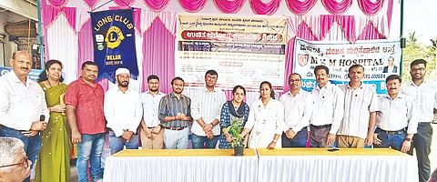 ಬೇಲೂರು ಪಟ್ಟಣದ ಕಾವೇರಿ ಕ್ಲಿನಿಕ್ ಆವರಣದಲ್ಲಿ ಆಯೋಜಿಸಿದ್ದ ಆರೋಗ್ಯ ತಪಾಸಣಾ ಉಚಿತ ಶಿಬಿರವನ್ನು ಗಣ್ಯರು ಉದ್ಘಾಟಿಸಿದರು. ಡಾ.ಚಂದ್ರಮೌಳಿ, ತಾರಾಮಣಿ ಸುರೇಶ್, ಡಾ.ಗುರುಪ್ರಸಾದ್ ಬಾಣೂರು, ಡಾ.ಜಿ.ಆರ್.ಲೀಲಾ ಇದ್ದರು.