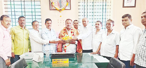 ಪುರಸಭೆ ಅಧ್ಯಕ್ಷರಾಗಿ ನೂತನವಾಗಿ ಆಯ್ಕೆಯಾದ ಅಕ್ರಂ ಷರೀಫ್ ಅವರನ್ನು ತಾಲೂಕು ಗಾಣಿಗರ ಸಂಘದಿಂದ ಸನ್ಮಾನಿಸಲಾಯಿತು.  ಕಲಾಶ್ರೀ ನಾಗರಾಜ್, ಅನಂತು, ಅಶೋಕ್, ಪ್ರಭಾಕರ್ ಇದ್ದರು.