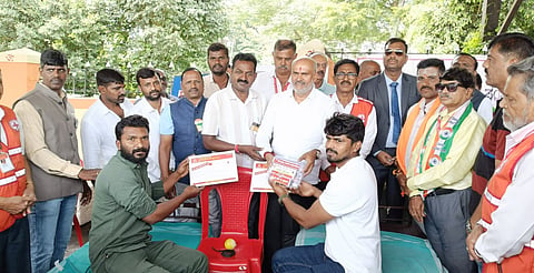ಸ್ವಾತಂತ್ರ್ಯ ದಿನದ ಅಂಗವಾಗಿ ಆಲೂರಿನ ಭಾರತೀಯ ರೆಡ್ ಕ್ರಾಸ್, ರೋಟರಿ ಸಂಸ್ಥೆ, ಟ್ಯಾಕ್ಸಿ ಮಾಲೀಕರ ಸಂಘದಿಂದ ಆಯೋಜಿಸಿದ್ದ ಶಿಬಿರದಲ್ಲಿ ರಕ್ತದಾನಿಗಳಿಗೆ ಪ್ರಮಾಣ ಪತ್ರ ಹಾಗೂ  ಆರೋಗ್ಯ ಕಿಟ್ ವಿತರಿಸಲಾಯಿತು. ಶಾಸಕ ಎಚ್.ಕೆ.ಸುರೇಶ್, ತಹಸೀಲ್ದಾರ್ ಶ್ರೀಧರ ಕಂಕನವಾಡಿ, ತಾಪಂ ಇಒ ಸತೀಶ್ ಕುಮಾರ್, ಕ್ಷೇತ್ರ ಶಿಕ್ಷಣಾಧಿಕಾರಿ ಭಾಗ್ಯಮ್ಮ, ಡಾ.ನಾರಾಯಣಸ್ವಾಮಿ. ಡಾ.ವಿಜಯ್, ರೆಡ್‌ಕ್ರಾಸ್ ಕಾರ್ಯದರ್ಶಿ ಧನಂಜಯ್ ಇದ್ದರು. 