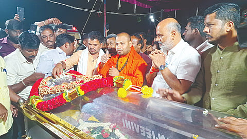 ಪಟ್ಟಣದ ಜೂನಿಯರ್ ಕಾಲೇಜು ಮೈದಾನದಲ್ಲಿ ವಯೋ ಕಾಯಿಲೆಯಿಂದ ನಿಧನರಾದ ಸಾಲು ಮರದ ತಿಮ್ಮಕ್ಕರ ಅಂತಿಮ ದರ್ಶನ ಪಡೆಯುತ್ತಿರುವ ಪುಷ್ಪಗಿರಿ ಮಠದ ಶ್ರೀ ಸೋಮಶೇಖರ ಸ್ವಾಮೀಜಿ, ಶಾಸಕ ಎಚ್.ಕೆ.ಸುರೆಶ್, ಮಾಜಿ ಶಾಸಕ ಕೆ.ಎಸ್.ಲಿಂಗೇಶ್ ಇತರರು