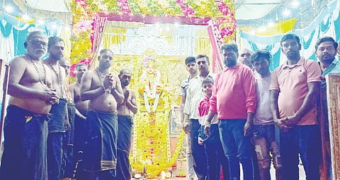 ಶ್ರೀ ಚನ್ನಕೆಶವಸ್ವಾಮಿ ದೇಗುಲ ಸಮೀಪದ ಕೋಟೆ ಬಯಲು ರಂಗ ಮಂದಿರದಲ್ಲಿ ಪ್ರತಿಷ್ಠಾಪಿಸಿರುವ ಅಯ್ಯಪ್ಪಸ್ವಾಮಿಗೆ ಮಕರ ಸಂಕ್ರಾಂತಿಯಂದು ಪೂಜೆ ಸಲ್ಲಿಸಿದ ಭಕ್ತರು.  