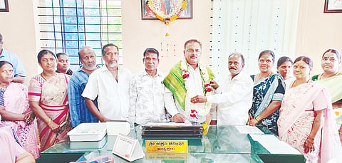 ಪುರಸಭೆ ಅಧ್ಯಕ್ಷ ಅಕ್ರಂ ಷರೀಫ್ ಅವರನ್ನು 8ನೇ ವಾರ್ಡ್‌ನ ಚನ್ನಕೇಶವ ನಗರ ನಿವಾಸಿಗಳು ಸನ್ಮಾನಿಸಿ ಮೂಲಸೌಲಭ್ಯಗಳನ್ನು ಕಲ್ಪಿಸಿ ಕೊಡುವಂತೆ ಮನವಿ ಸಲ್ಲಿಸಿದರು. ನಿಂಗರಾಜ್, ವೀರಭದ್ರಯ್ಯ, ಮಂಜುನಾಥ್, ಅಭಿ, ನೇತ್ರಾವತಿ, ಗೀತಾ, ಪ್ರೇಮಾ ಇದ್ದರು.