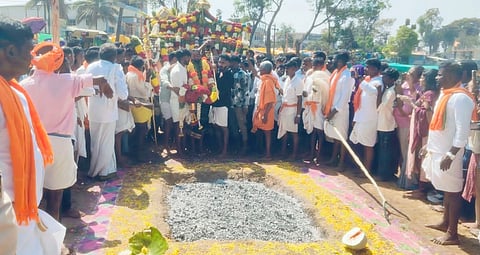 ತಾಲೂಕಿನ ಬಿಕ್ಕೋಡು ಸಮೀಪದ ಚಳ್ಳೇನಹಳ್ಳಿ ಗ್ರಾಮದ ಶ್ರೀ ಗುರು ಶನೈಶ್ಚರಸ್ವಾಮಿ ದೇವರ 31 ನೇ ವರ್ಷದ ಕೊಂಡೋತ್ಸವ ಹಾಗೂ ರಥೋತ್ಸವ ನೆರವೇರಿತು.