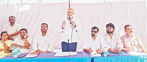 ಬೇಲೂರಿನ ಜೂನಿಯರ್ ಕಾಲೇಜು ಮೈದಾನದ ಹಿಂಭಾಗದಲ್ಲಿ ಆಯೋಜಿಸಿದ್ದ ಸಭೆಯಲ್ಲಿ ಶಾಸಕ ಎಚ್.ಕೆ.ಸುರೇಶ್ ಮಾತನಾಡಿದರು. ಇಕ್ಬಾಲ್,  ಶ್ರೀಧರ್ ಕಂಕನವಾಡಿ, ಡಿಂಪಲ್ ರಾಣಿ, ಹರೀಶ್, ಬಸವರಾಜ್ ಸಿಗ್ಗಾವಿ ಇತರರಿದ್ದರು.