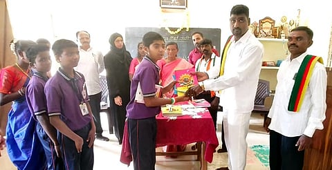ಜಯ ಕರ್ನಾಟಕ ಸಂಘಟನೆ ಅರೇಹಳ್ಳಿ ಹೋಬಳಿ ಘಟಕದಿಂದ ಶನಿವಾರ ನಾರ್ವೆ ಗ್ರಾಮದ ಬಸಮ್ಮ ಬಸವೇಗೌಡ ಸರ್ಕಾರಿ ಹಿರಿಯ ಪ್ರಾಥಮಿಕ ಶಾಲಾ ವಿದ್ಯಾರ್ಥಿಗಳಿಗೆ ನೋಟ್ ಬುಕ್ ವಿತರಿ ಸಲಾಯಿತು. ಮಲ್ಲಿಕಾರ್ಜುನ, ಸೋಮು, ಸುಂದರ್, ಉಮೇಶ್, ಸುಧಾಬಾಯಿ, ಸೋಮಶೇಖರ್ ಒಡೆಯರ್, ಮಮತಾ, ರೋಹಿತ್ ಇದ್ದರು.
