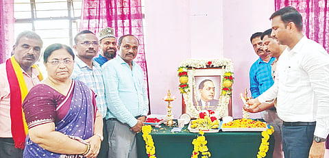 ಡಾ.ಬಿ.ಆರ್.ಅಂಬೇಡ್ಕರ್ 135ನೇ ಜಯಂತಿ ಅಂಗವಾಗಿ ತಾಲೂಕು ಕಚೇರಿಯಲ್ಲಿ ಆಯೋಜಿಸಿದ್ದ ಕಾರ್ಯಕ್ರಮವನ್ನು ತಹಸೀಲ್ದಾರ್ ಶ್ರೀಧರ್ ಕಂಕನವಾಡಿ ಉದ್ಘಾಟಿಸಿದರು. ಇಒ ಸತೀಶ್, ಲಿಂಗರಾಜು, ಮಂಜೇಗೌಡ ಇತರರು ಇದ್ದರು.