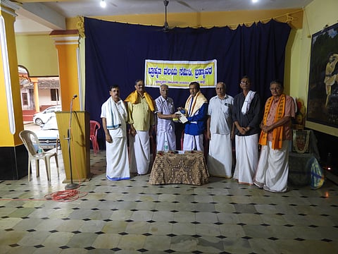  ಶ್ರೀ ಶಂಕರ ಜಯಂತಿ ಮಹೋತ್ಸವದಲ್ಲಿ ಪಡುಬಿದ್ರಿ ಗಣಪತಿ ಪ್ರೌಢಶಾಲೆ ಸಂಸ್ಕೃತ ಅಧ್ಯಾಪಕ ಡಾ.ರಾಘವೇಂದ್ರ ರಾವ್​ ಅವರನ್ನು ಗೌರವಿಸಲಾಯಿತು. ಪ್ರಮುಖರಾದ ಡಾ.ವೈ.ರವೀಂದ್ರ ನಾಥ್​ ರಾವ್​, ಆರೂರು ಶ್ರೀನಿವಾಸ ಭಟ್​, ರವೀಂದ್ರ ಹೆಬ್ಬಾರ್​, ಇನ್ನಿತರ ಪದಾಧಿಕಾರಿಗಳು ಉಪಸ್ಥಿತರಿದ್ದರು.
