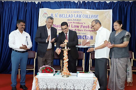  ಬೆಳಗಾವಿಯ ಕೆಎಲ್‌ಇ ಸಂಸ್ಥೆಯ ಬಿ.ವಿ.ಬೆಲ್ಲದ ಕಾನೂನು ಮಹಾವಿದ್ಯಾಲಯದಲ್ಲಿ ಆಯೋಜಿಸಿರುವ ಎರಡು ದಿನಗಳ ರಾಷ್ಟ್ರೀಯ ಕಾನೂನು ಉತ್ಸವವನ್ನು ನ್ಯಾಯಾಧೀಶ ಮಂಜುನಾಥ ನಾಯಕ ಉದ್ಘಾಟಿಸಿದರು.