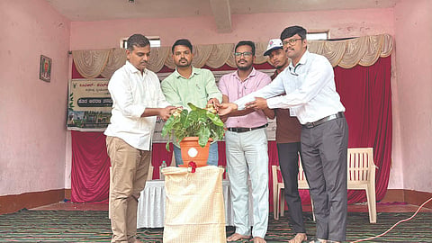 ಸವದತ್ತಿ ತಾಲೂಕಿನ ಕಾರಿಮಣಿಯಲ್ಲಿ ಶುಕ್ರವಾರ ಹಮ್ಮಿಕೊಂಡಿದ್ದ ಪಶು ಸಂಗೋಪನೆ ಕುರಿತ ಜಾಗೃತಿ ಕಾರ್ಯಕ್ರಮವನ್ನು ಡಾ.ಗುರುರಾಜ ಕೌಜಲಗಿ, ಡಾ.ಮಲ್ಲಪ್ಪ ಸಜ್ಜನ, ಡಾ.ಸುದರ್ಶನ ಗಡಾದ ಉದ್ಘಾಟಿಸಿದರು.