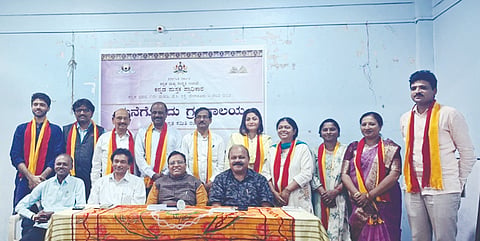 ಬೆಳಗಾವಿಯಲ್ಲಿ ಸೋಮವಾರ ಜರುಗಿದು ಮನೆಗೊಂದ ಗ್ರಂಥಾಲಯ ಅಭಿಯಾನದ ಉದ್ಘಾಟನೆಯಲ್ಲಿ ಡಾ.ಡಿ.ಎಸ್​.ಚೌಗಲೆ, ಡಾ.ಮಾನಸ, ಡಾ.ವೈ.ಬಿ.ಹಿಮ್ಮಡಿ, ಶ್ರೀನಿವಾಸ ಕರಿಯಪ್ಪ, ಡಾ.ಕುಶಾಲ ಬರಗೂರು, ಶಂಕರ ಬಾಗೇವಾಡಿ ಇತರರಿದ್ದರು. 
