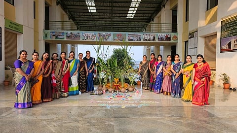 ಮತ್ತಿಕೊಪ್ಪದ ಕೆಎಲ್‌ಇ ಕೃಷಿ ವಿಜ್ಞಾನ ಕೇಂದ್ರದಲ್ಲಿ ಗುರುವಾರ ಹಮ್ಮಿಕೊಂಡಿದ್ದ ಸಂಕ್ರಾಂತಿ ಸಂಭ್ರಮದಲ್ಲಿ ಶೋಭಾ ತಿಪ್ಪರಡ್ಡಿ, ಶೋಭಾ ಗಾಣೂರ, ಸುಜಾತ ನಂದಿಮಠ, ಸಹನಾ ಬಗೋಜಿ, ಭಾಗ್ಯಶ್ರೀ ಗಾಣೂರ ಇತರರು ಪಾಲ್ಗೊಂಡಿದ್ದರು.
