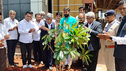 ಬೆಳಗಾವಿಯ ಸಾಂಬ್ರಾ ವಿಮಾನ ನಿಲ್ದಾಣದಲ್ಲಿ ಸೋಮವಾರ ಸಂಸದ ಜಗದೀಶ ಶೆಟ್ಟರ ಸಸಿ ನೆಟ್ಟರು. ಎಸ್.ತ್ಯಾಗರಾಜನ್, ವಿಜಯ ಭದ್ರಾ, ಸುಭಾಸ ಪಾಟೀಲ ಇತರರಿದ್ದರು.
