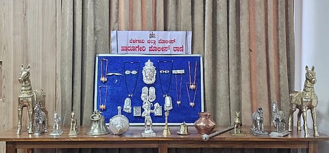 ಹಾರೂಗೇರಿ ಪೊಲೀಸರು ವಶಪಡಿಸಿಕೊಂಡ ದೇವರ ಮೂರ್ತಿ.